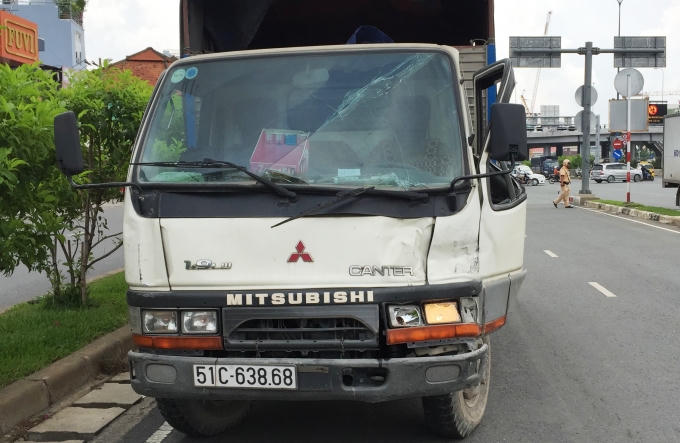 Chiếc xe tải gây tai nạn được di dời ra ngoài.