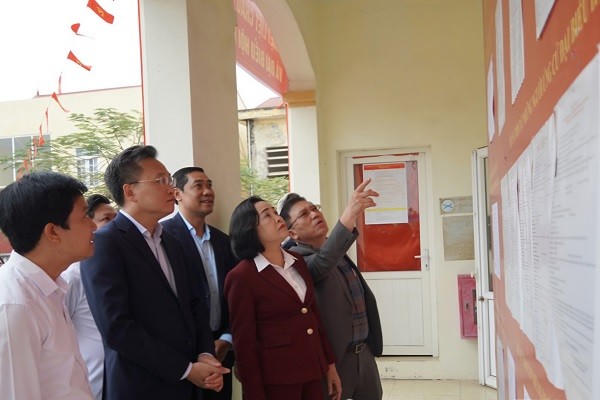 Phó Chủ tịch Quốc hội Nguyễn Thị Thanh kiểm tra việc niêm yết danh sách những người ứng cử đại biểu Quốc hội khóa XVI và đại biểu HĐND các cấp tại nhà văn hóa tổ dân phố Tân Hưng (phường Sơn Nam).