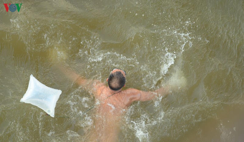 Có người chỉ mang theo 1 túi nilon chứa hơi rất nhỏ.