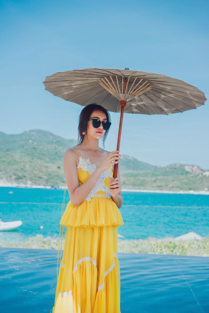Diện mốt sắc vàng, Lệ Hằng đầy xinh đẹp và cuốn hút giữa biển trời thiên nhiên