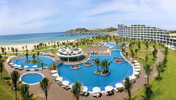 Vừa được khánh thành cuối tháng 7 vừa qua, FLC Quy Nhơn đã đón hàng vạn lượt du khách mỗi tháng, hai sản phẩm bất động sản là biệt thự biển và căn hộ khách sạn tại đây ngay lập tức tạo ra làn sóng lớn trên thị trường đầu tư bất động sản nghỉ dưỡng…