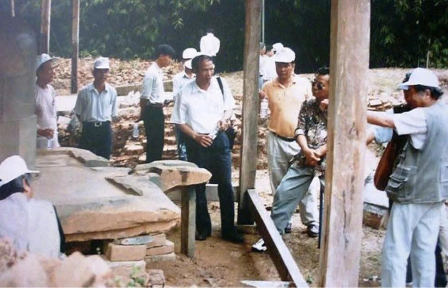 Các nhà khảo cổ và du khách tại báu vật quốc gia Đàn đá Đắk Sơn.Ảnh: Ban quản lý di tích Quốc gia tỉnh Lâm Đồng