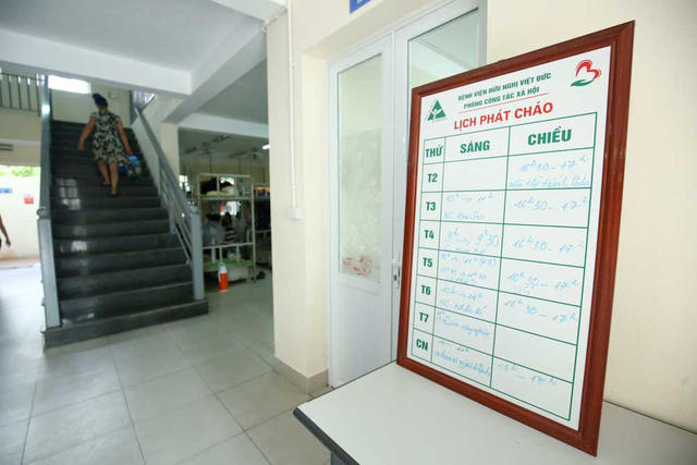 Khu nhà trọ có gần 200 giường. Nơi đây cũng thường xuyên có các nhóm thiện nguyện đến phát đồ ăn miễn phí.