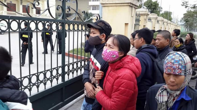 Rất đông người dân có mặt bên ngoài phòng xử án.