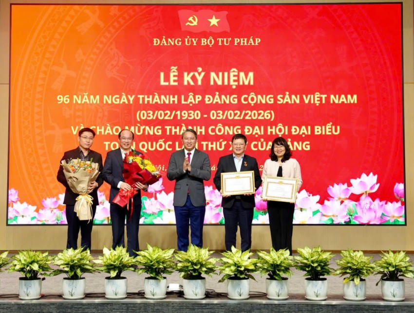 Bộ trưởng Nguyễn Hải Ninh trao tặng Bằng khen của Đảng uỷ Chính phủ cho Đảng uỷ Bộ Tư pháp