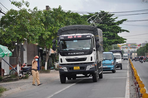 Lực lượng làm nhiệm vụ tại các chốt chặn nhằm kiểm soát lượng người và phương tiện đổ về thành phố trong những ngày qua.