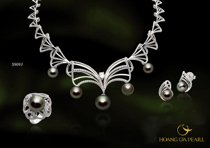 Sang trọng và ấn tượng bởi thiết kế cách điệu từ chiếc vương miện nữ hoàng, bộ trang sức tôn vinh nét đẹp duyên dáng và sự tự tin của mỗi cô gái.