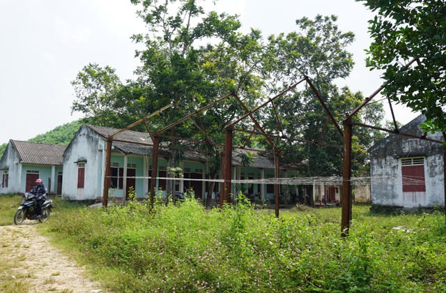 D&atilde;y nh&agrave; của X&iacute; nghiệp đ&aacute; qu&yacute; kho&aacute;ng sản Nghệ An đang dần trở n&ecirc;n hoang t&agrave;n khi giấy ph&eacute;p khai th&aacute;c hết hạn, chưa thể gia hạn từ 6 năm nay.