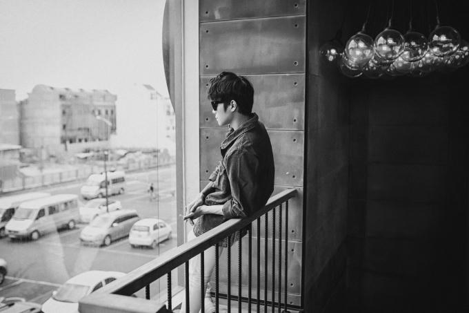 Nam thần Hồng K&ocirc;ng Trịnh Kh&ocirc;i Vĩ tiếp tục đốn tim fan với vẻ trầm tư