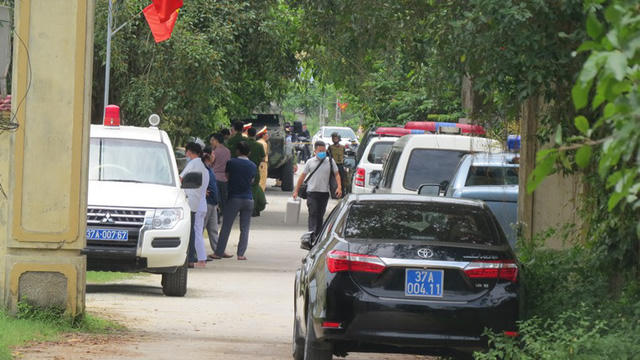 Công an tỉnh Nghệ An tiến hành bao vây, vận động đối tượng Phú ra đầu thú sau khi xả súng làm người tử vong.