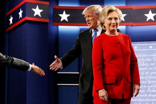 Bà Clinton được đánh giá là đã làm lu mờ ông Trump trong đêm tranh luận. (Ảnh: Reuters)