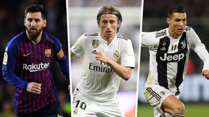 Luka Modric (giữa) vừa chấm dứt sự thống trị danh hiệu Quả bóng Vàng của Messi và Ronaldo trong suốt một thập kỷ qua.