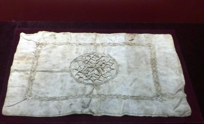 Áo gối được đồng chí Nguyễn Thị Minh Khai làm từ áo tù tặng mẹ.