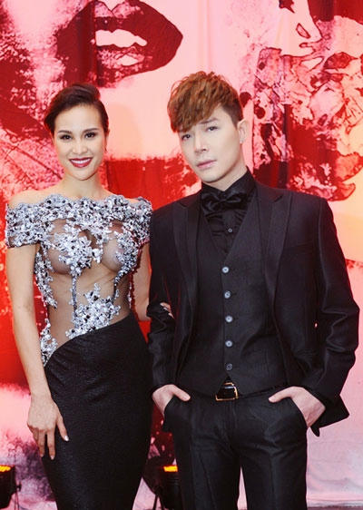 Siêu mẫu Phương Mai và ca sĩ Nathan Lee trong sự kiện ở Hội An hôm 23/4.