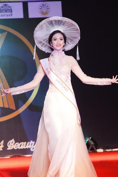 Thu Vũ sở hữu khuôn mặt xinh xắn và một ngoại hình mảnh mai.