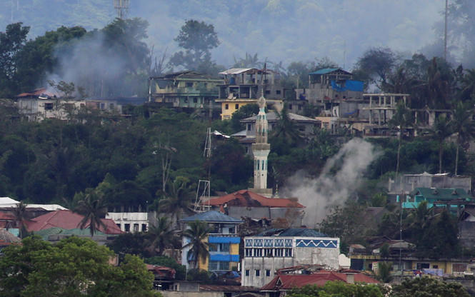 Khói bốc lên từ vụ giao tranh ở thành phố Marawi