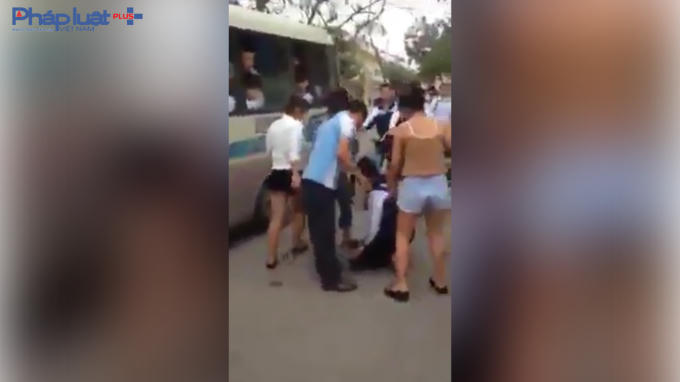 Nữ sinh bị bắt quỳ gối ngay giữa lòng đường trước sự chứng kiến của nhiều người.