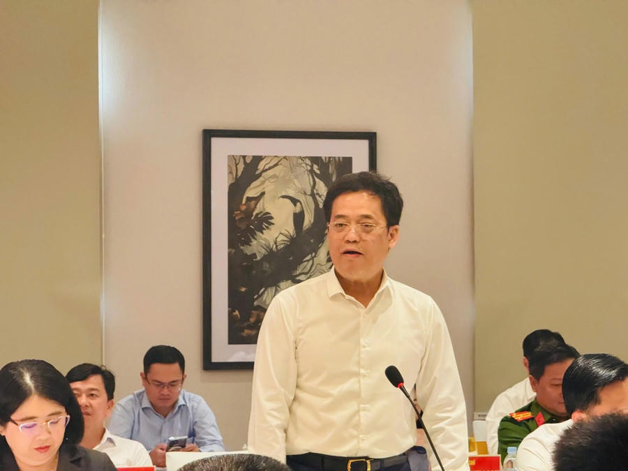 Bí thư Đảng ủy đặc khu Phú Quốc Lê Quốc Anh phát biểu tại cuộc họp.