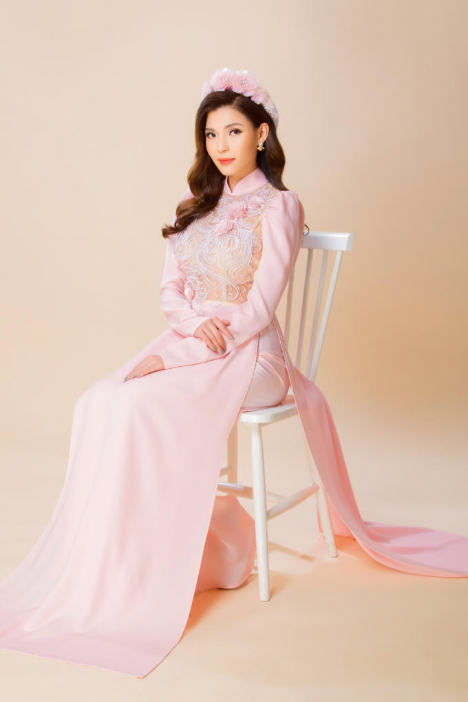 Thúy Diễm rạng ngời, khoe dáng cuốn hút sau sinh trong tà áo dài Minh Châu