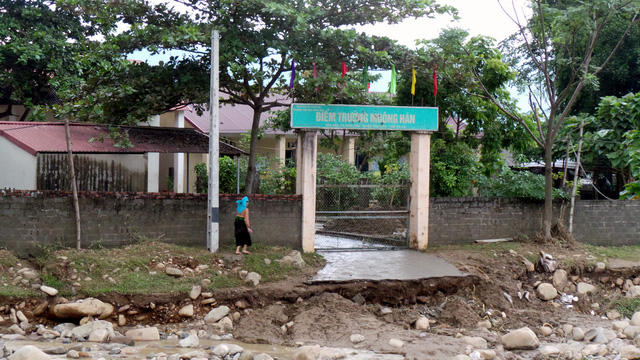 Đường vào Điểm trường Muông Hán (trường tiểu học Phúc Sơn) bị sạt lở nghiêm trọng.
