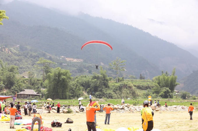 Festival dù lượn Khau Phạ "Bay trên màu nước đổ" do UBND tỉnh Yên Bái, huyện Mù Cang Chải phối hợp cùng Câu lạc bộ dù lượn Vietwings Hà Nội tổ chức.