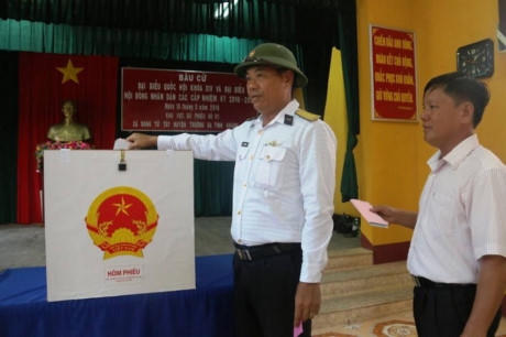 Đại tá Phan Tuấn Hùng - phó Tư lệnh tham mưu trưởng, Bộ tư lệnh Vùng 4, Quân chủng hải quân - là người bỏ lá phiếu đầu tiên trên đảo Song Tử Tây (Ảnh: Tiến Long).