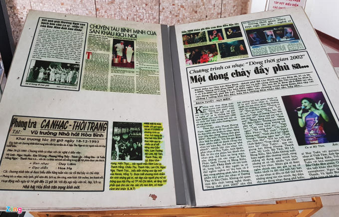 Bên trong sảnh nhà hát trưng bày nhiều kỷ vật của nhà hát từ khi thành lập đến nay.