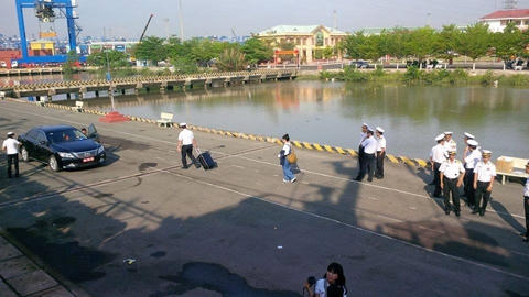 Sức khỏe không được đảm bảo cho chuyến hành trình dài trên biển, NSND Lan Hương đã xin ở lại (Ảnh: internet).