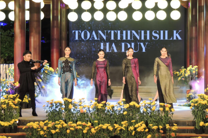 Các người mẫu mượt mà với chiếc áo dài cách tân bằng chất liệu lụa truyền thống.