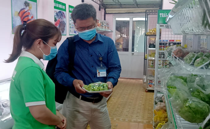 Đoàn Kiểm tra liên ngành tỉnh kiểm tra ATTP tại Cơ sở kinh doanh Tony (thị trấn Phước Bửu, huyện Xuyên Mộc) ngày 13/5.