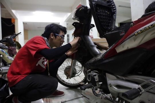 "Lúc đầu mình chưa biết sửa xe, chỉ biết tháo lắp các ốc vít, chạy đi mua phụ tùng, đi mượn dụng cụ sửa xe. Nhưng sau hai ngày phụ bạn, cùng với sự chỉ dẫn của Hiệp, mình đã biết cách sửa xe" - Nguyễn Công Nhật Minh nói.