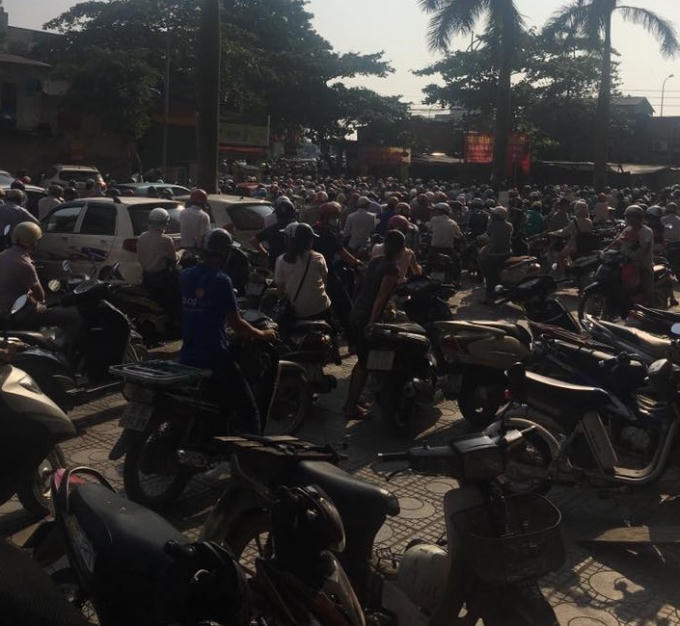 Các phương tiện nối đuôi nhau, luồn lách, leo lên vỉa hè tìm cách thoát thân.