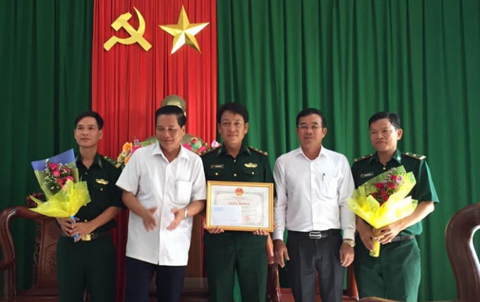Lãnh đạo quận Liên Chiểu khen thưởng, động viên lực lượng biên phòng sau bắt giữ các đối tượng tàng trữ, mua bán ma túy.