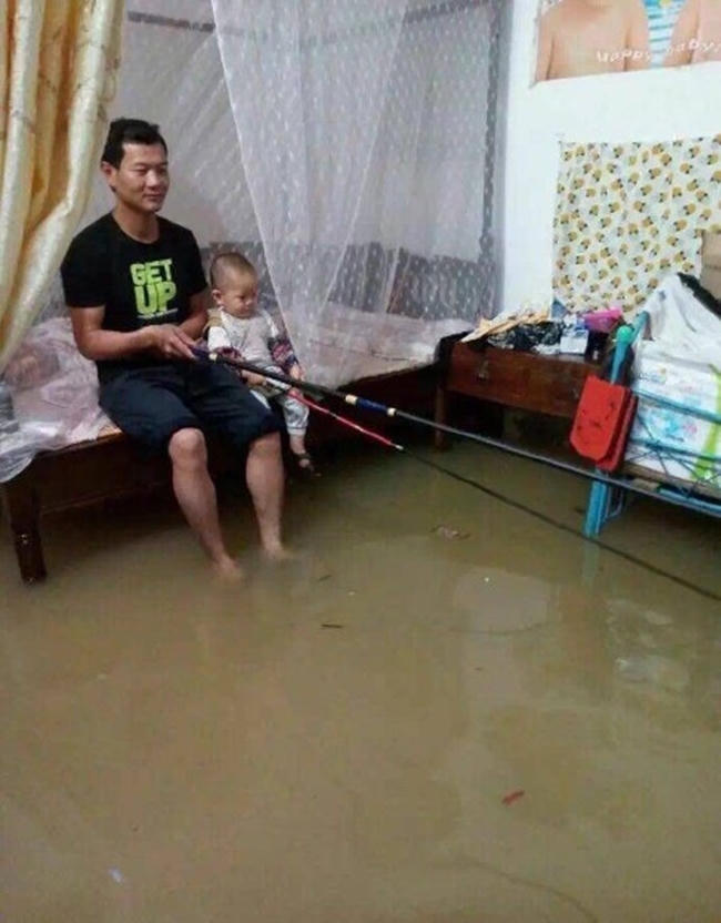 Nhà cửa, đồ đạc ngập trong nước.
