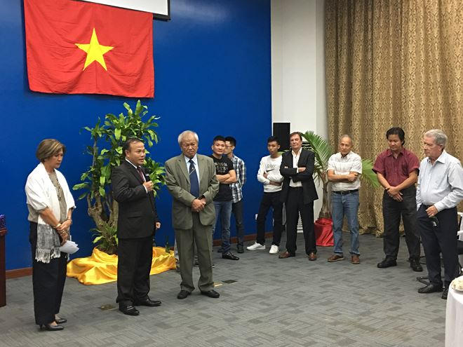 Thứ trưởng phát biểu trước các kiều bào.