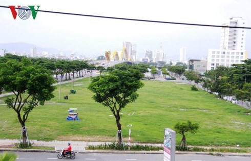 Lô đất 20A, đường Võ Văn Kiệt, quận Sơn Trà với giá hơn 652 tỷ đồng của Công ty TNHH MTV Vipico (Hà Nội) vì chậm nộp tiền sử dụng đất 52 ngày.