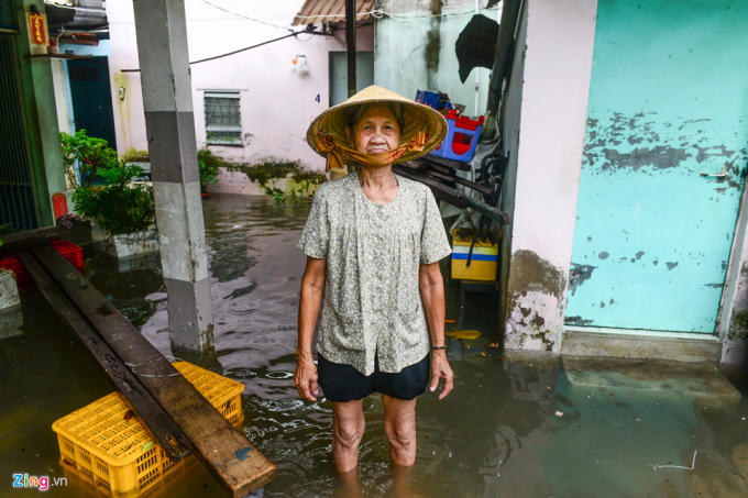 Bà Lê Thị Trang, đường An Dương Vương, quận 6 cho biết từ lúc bà sinh ra đến nay cứ thấy mưa là đoạn đường này đều ngập. Đồ đạc trong nhà bà ướt hết dù được đưa lên giàn cao.