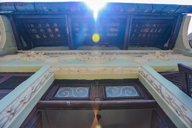 Phần mái cũng được dựng từ gỗ lim, tuy nhiên, sau gần 100 năm, nhiều hạng mục đã hư hỏng nặng.