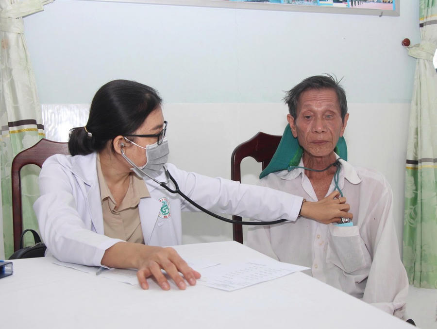Bộ Chỉ huy BĐBP Cà Mau tổ chức khám bệnh, tư vấn sức khỏe và cấp phát thuốc miễn phí cho các gia đình chính sách, người dân có hoàn cảnh khó khăn tại địa phương.