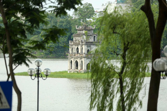 Hồ Gươm, tháp Rùa.