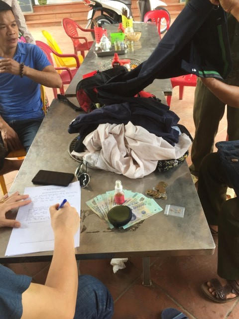 Theo anh Hải, sau khi nhận lại đồ đạc, tôi cũng về qua nhà cô giáo Hiền đưa chút tiền mặt tỏ lòng cám ơn gia đình, nhưng gia đình thày Đạt không nhận, mà chỉ nhận lời cám ơn.