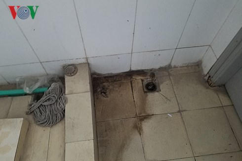 Một góc nhà vệ sinh tại trường liên cấp Nguyễn Văn Huyên (Hà Nội).