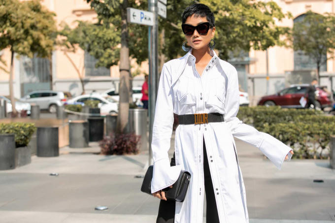 Hoa hậu H&rsquo;Hen Ni&ecirc; rạng rỡ khoe d&aacute;ng giữa phố với trang phục Street Style