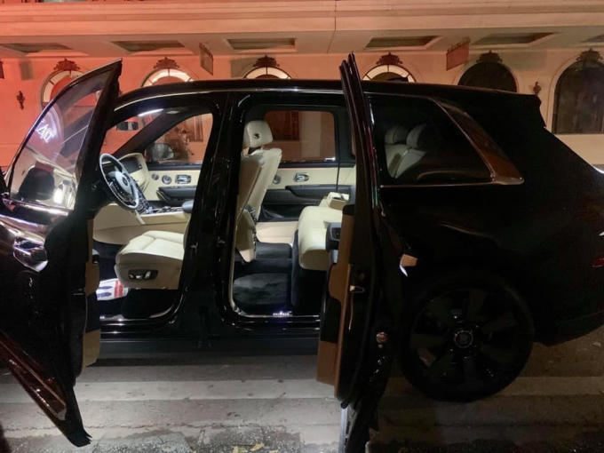 Rolls-Royce Cullinan này còn có nội thất 5 chỗ ngồi.