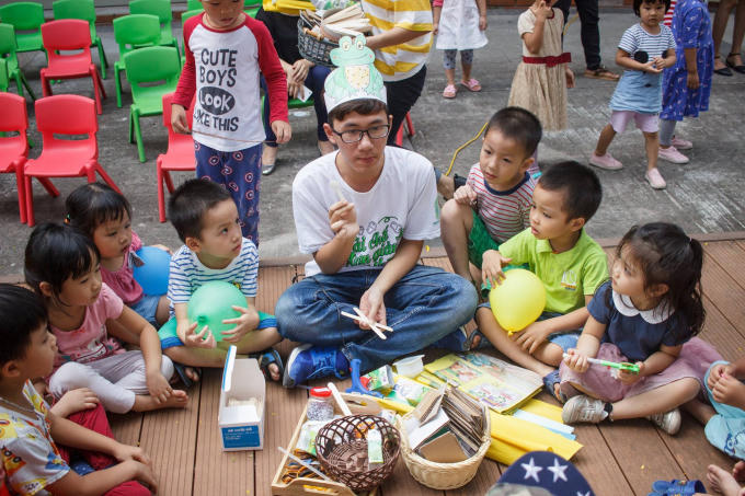 Các bé rất chăm chú lắng nghe các bạn tình nguyện viên hướng dẫn cách tái chế các sản phẩm từ nhựa