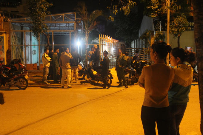 Hiện trường phía trước ngôi nhà phát hiện sự việc.