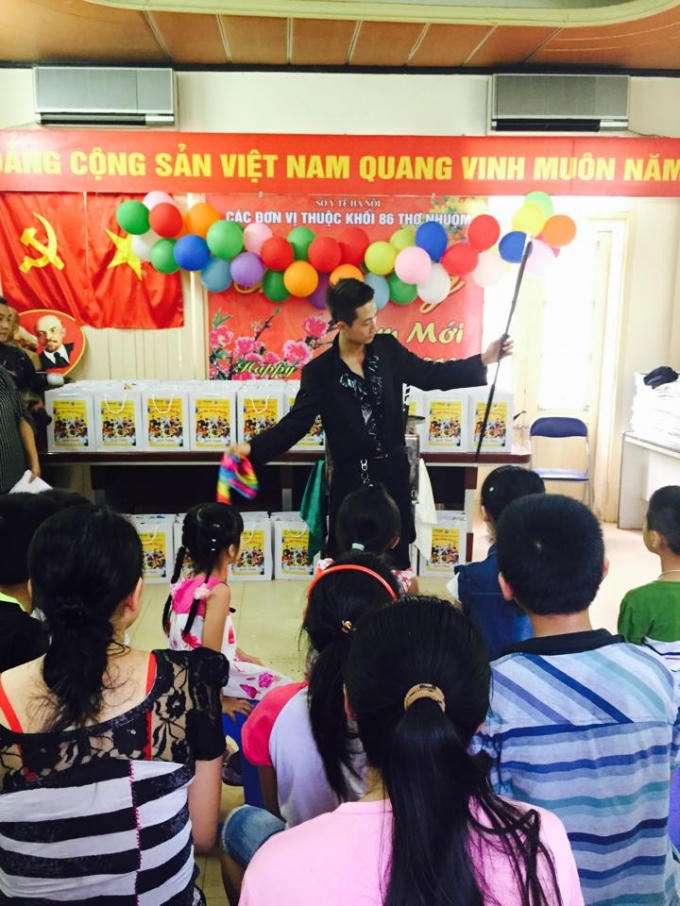Nghệ sĩ ảo thuật biểu diễn cho các em nhiễm H tại Quỹ hỗ trợ phòng chống HIV/AIDS.