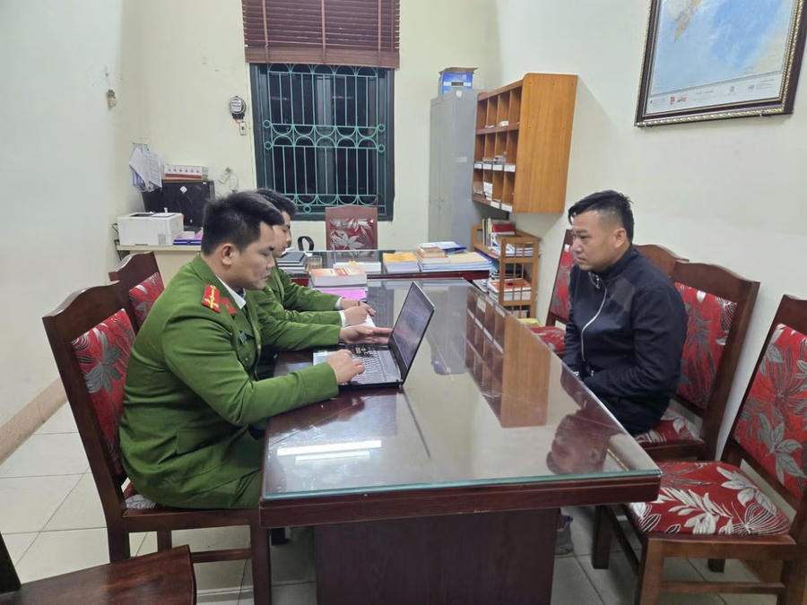 Đối tượng Nguyễn Công Huy tại Cơ quan điều tra. Ảnh: Công an xã Hạ Hòa.
