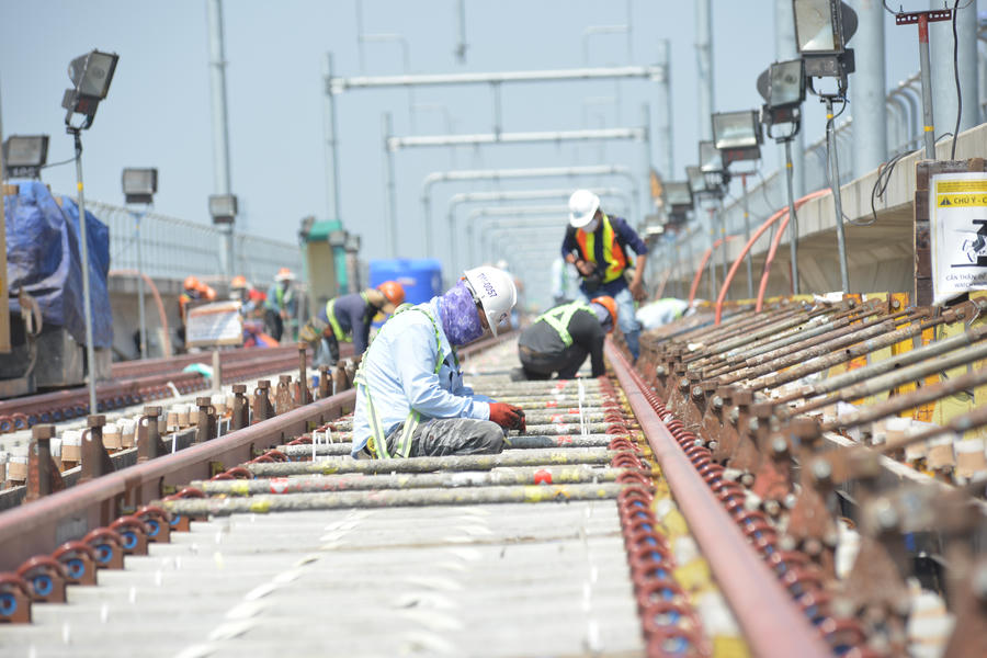 CP2 - Đoạn trên cao và Depot - khởi công tháng 7/2012; CP3 - mua sắm thiết bị cơ điện, đầu máy toa xe, đường ray và bảo dưỡng về thiết bị - khởi công tháng 8/2013 (ảnh: MAUR)