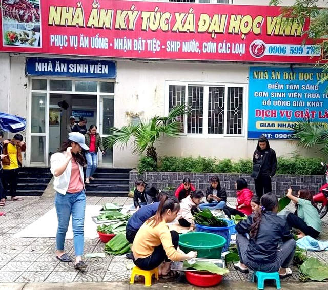 Sinh viên trường Đại học Vinh gói bánh chưng tại kí túc xá.